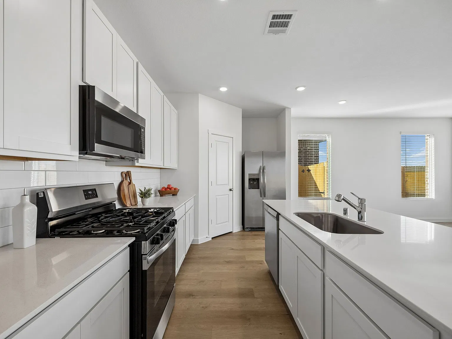 4 bed, 2062 sqft, $2,500 — Photo 3