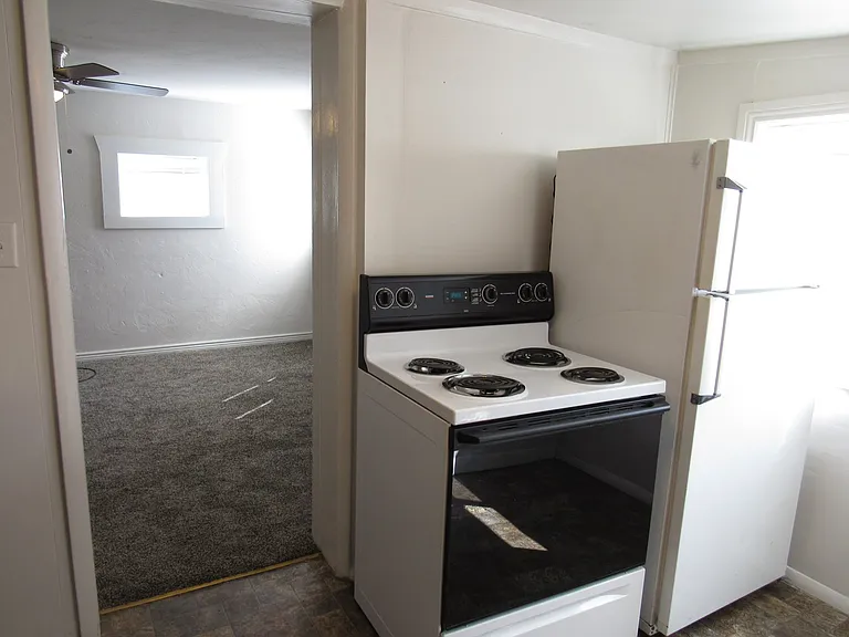 741 1/2 N Lincoln St — Photo 8