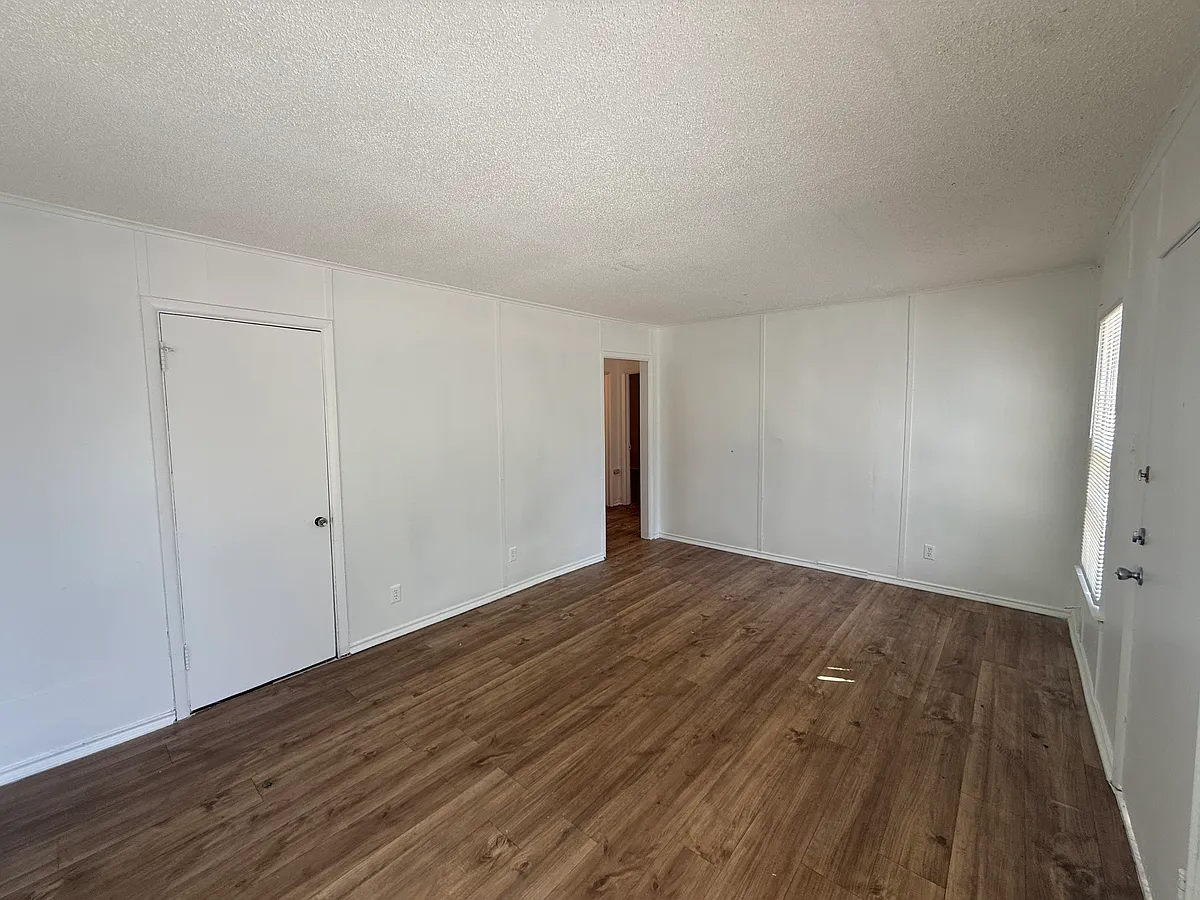 Building Photo - 4914 Donnelly Ave #4914