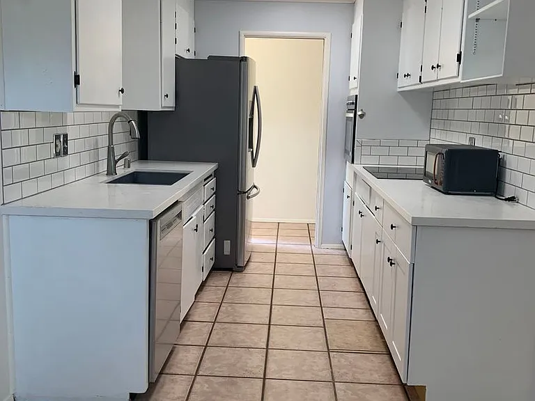1921 Drexel Dr — Photo 3