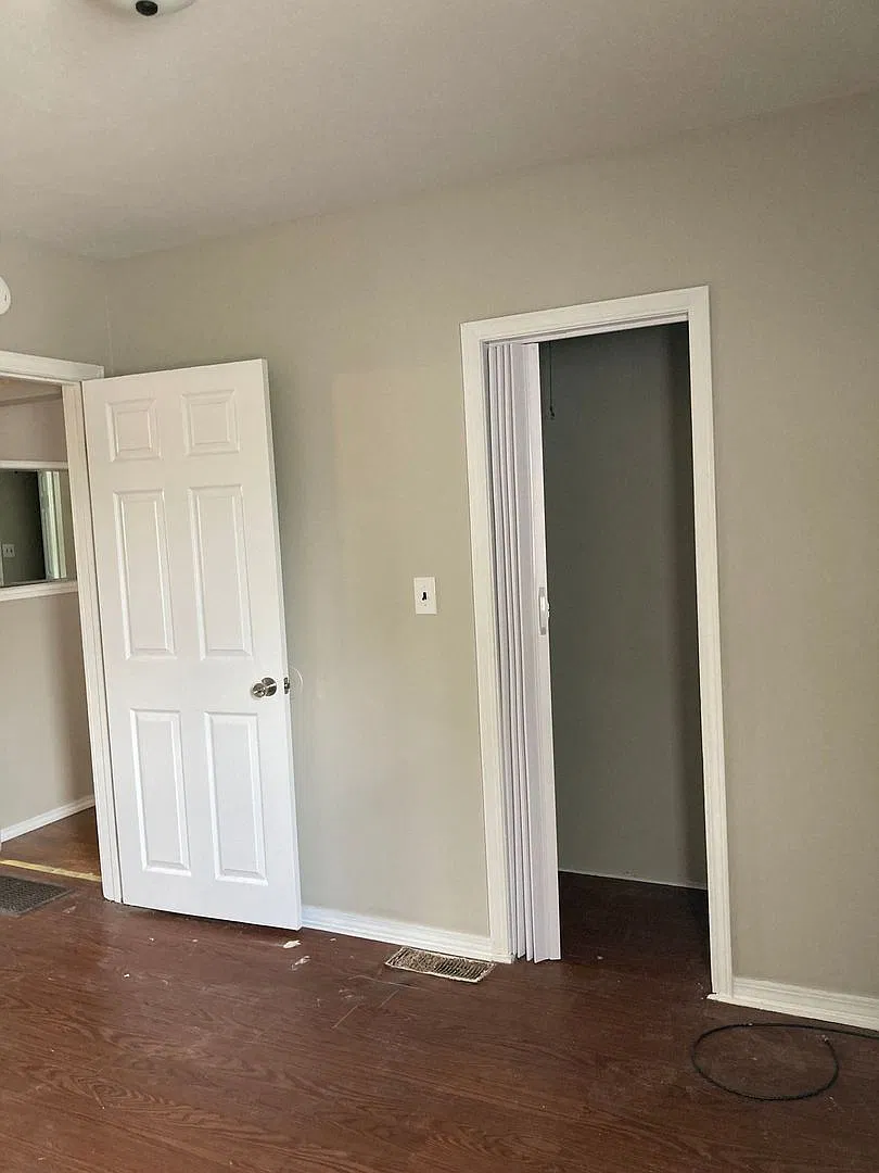 3 bedroom house with detached garage — Photo 2