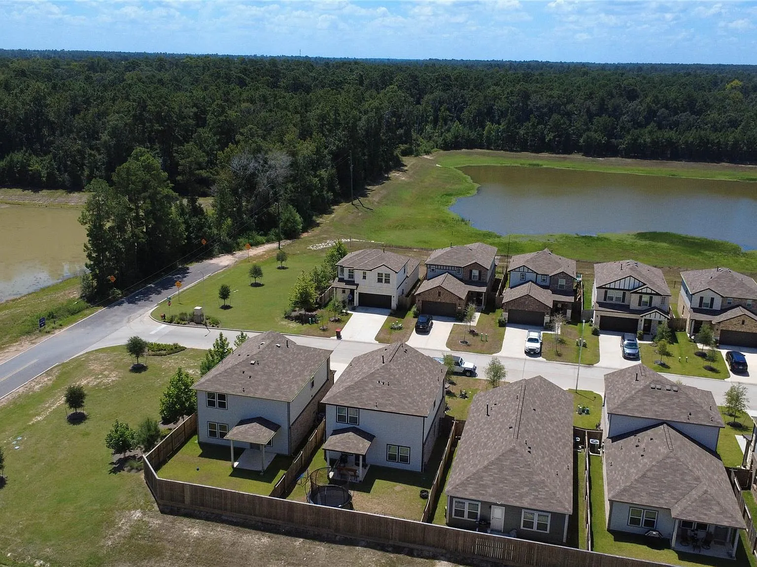 4 bed, 2.5 bath, 1934 sqft, $2,300 — Photo 3
