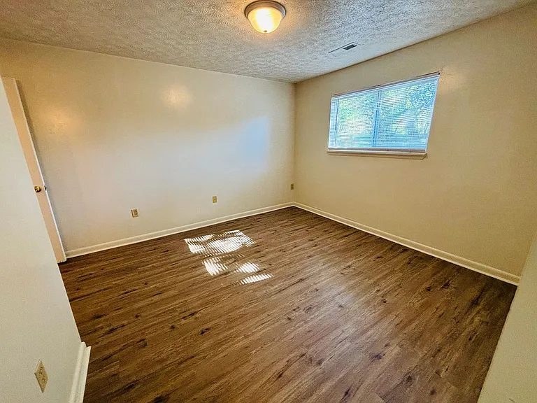 3 Bedroom, 2 Bath Apartment — Photo 18