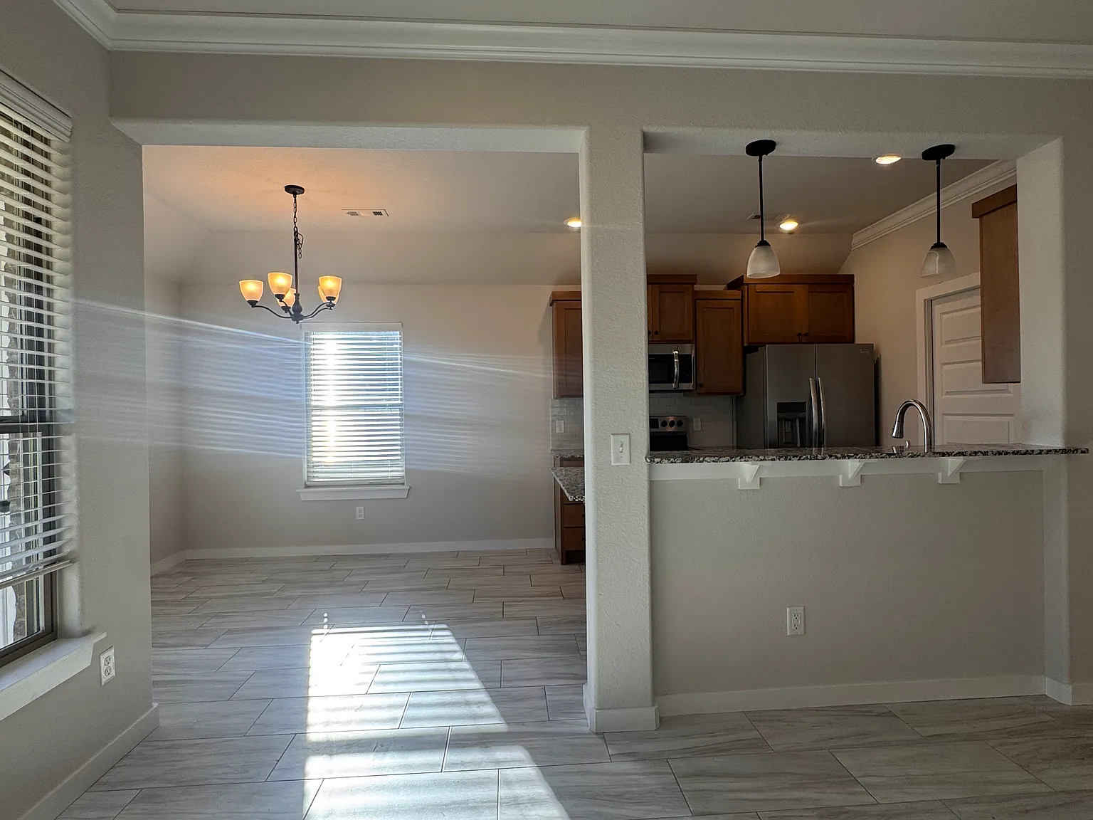 3 bed, 1408 sqft, $1,900 — Photo 4