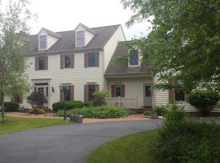 10445 Ridgefield Ct, Cedarburg, WI 53012