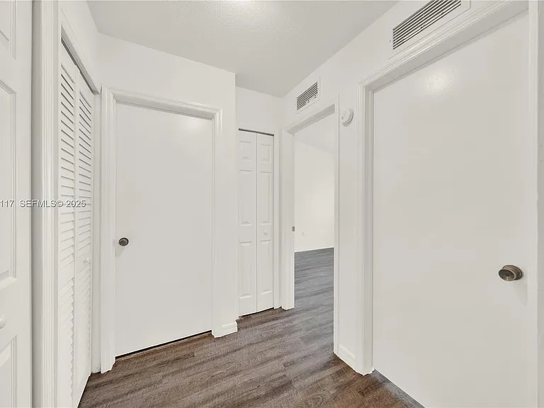 3385 NE 10th St #201 — Photo 11
