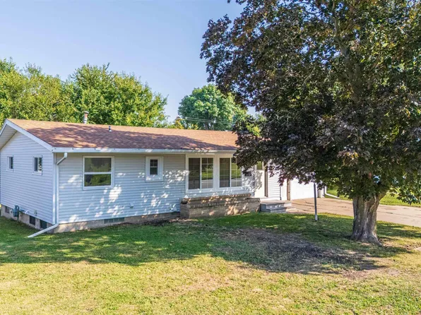 707 E Carleton St, Toledo, IA 52342