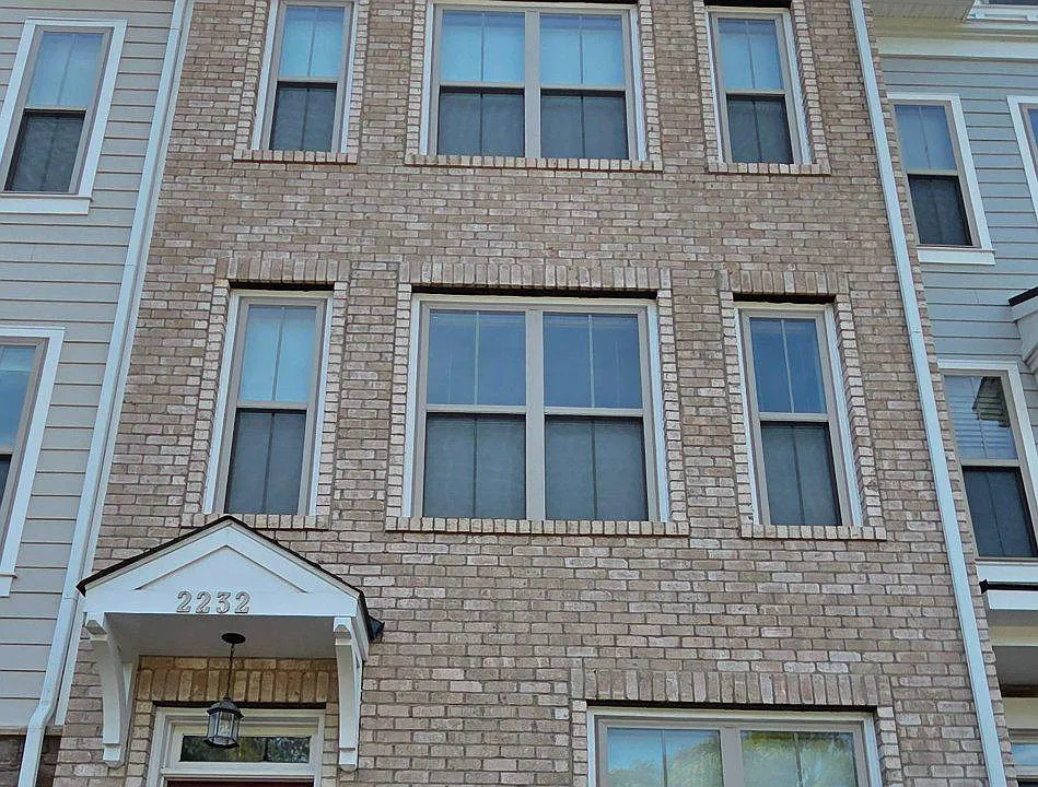 2232 S Glebe Rd