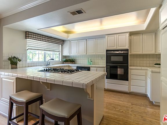 5th image of 20950 Oxnard St APT 12