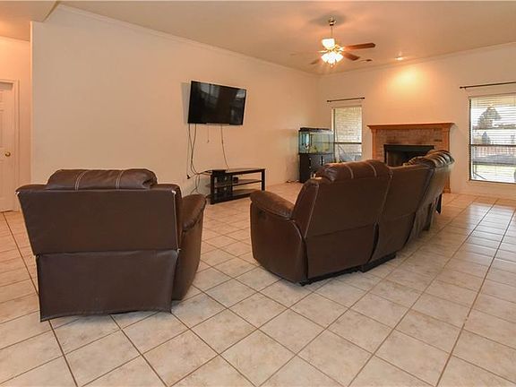 3rd image of 3204 Sherwood Forest Dr