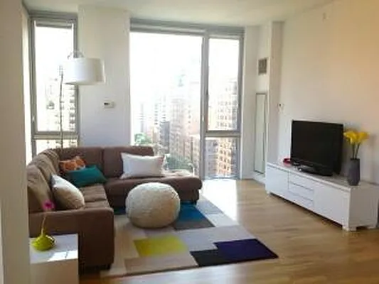 Rented by R New York | media 24