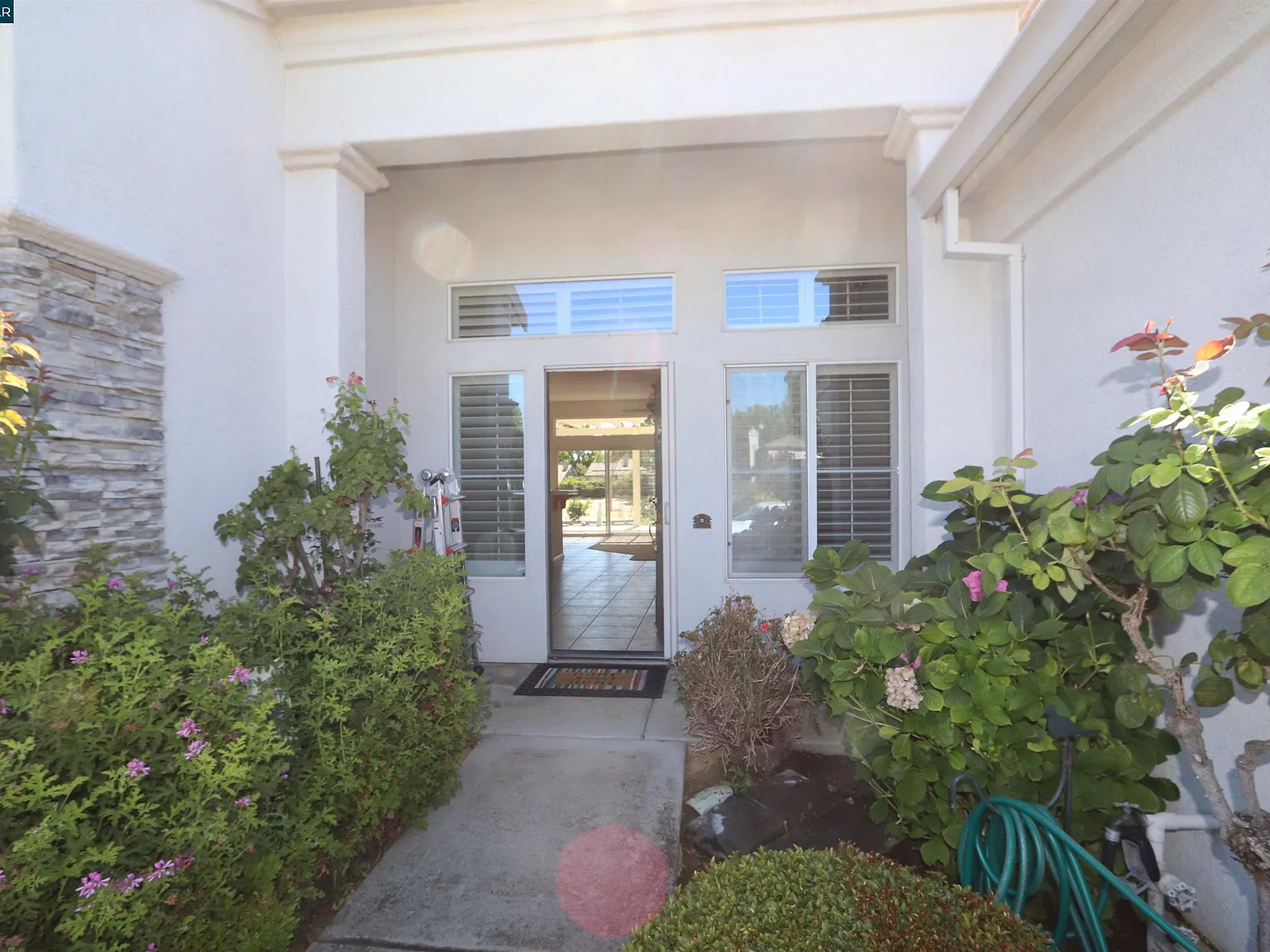3 bed, 1998 sqft, $3,000 — Photo 2