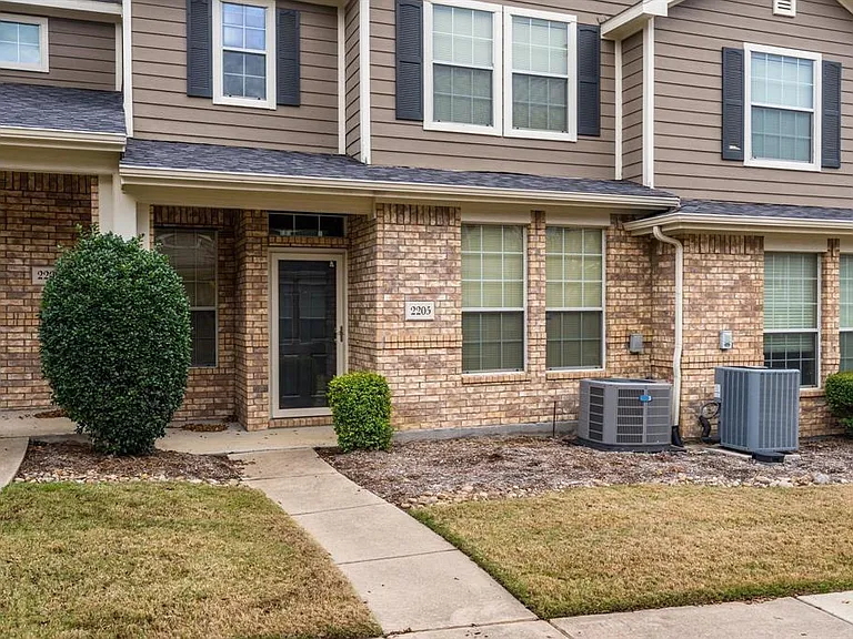 2205 Stoneleigh Pl — Photo 3