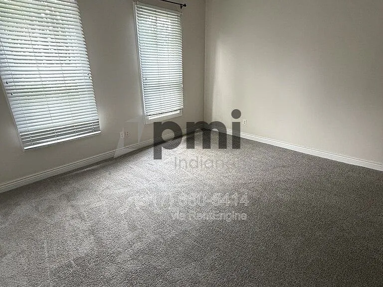 233 N East St — Photo 38