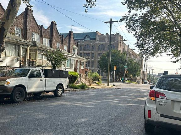 4th image of 5910 W Oxford St