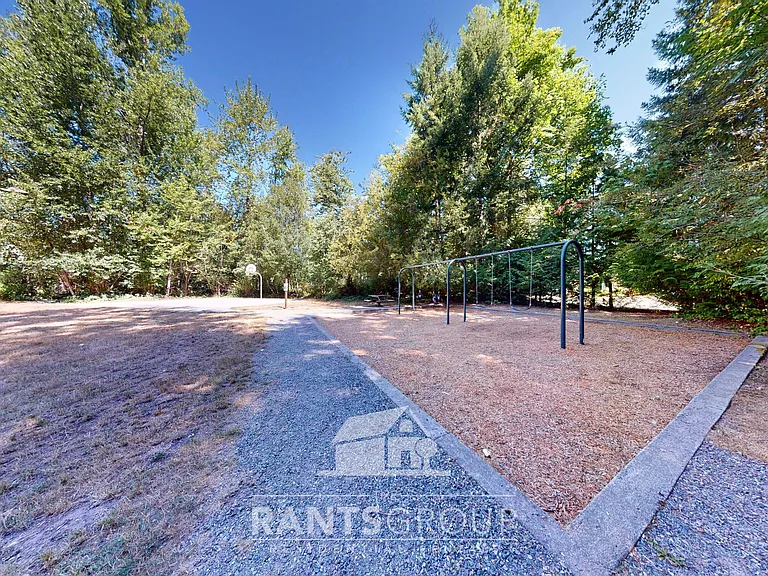 Lovely, wooded 2-bedroom apartment with a large private deck and in-unit washer & dryer! — Photo 9