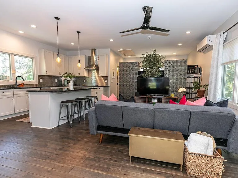 1084 Sanders Ave SE #B — Photo 3