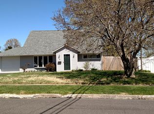 6 Crestwood Rd, Levittown, PA 19057