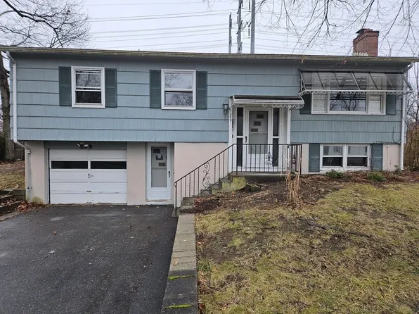 209 Woodcrest Dr, Chicopee, MA 01020