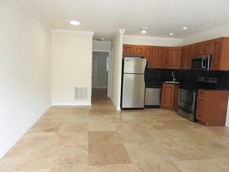 1872 NE 46th St #D11 — Photo 3