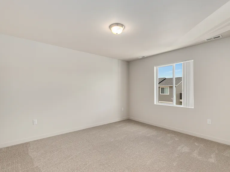 Crown Pointe Apartments — Photo 12