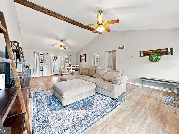 5th image of 105 Lynn Cir
