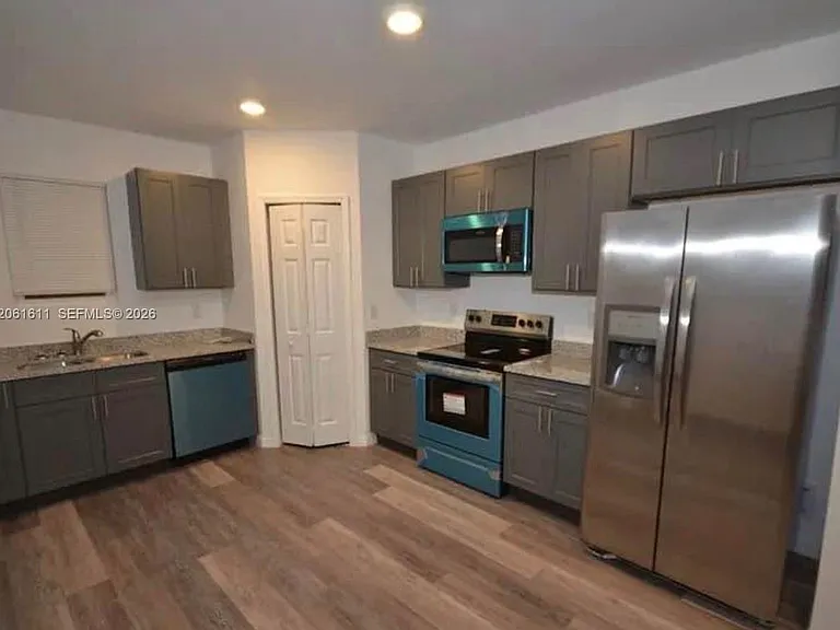 2221 Carver Ave — Photo 3
