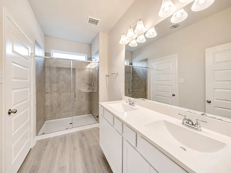 1913 N Riverside Cir — Photo 13