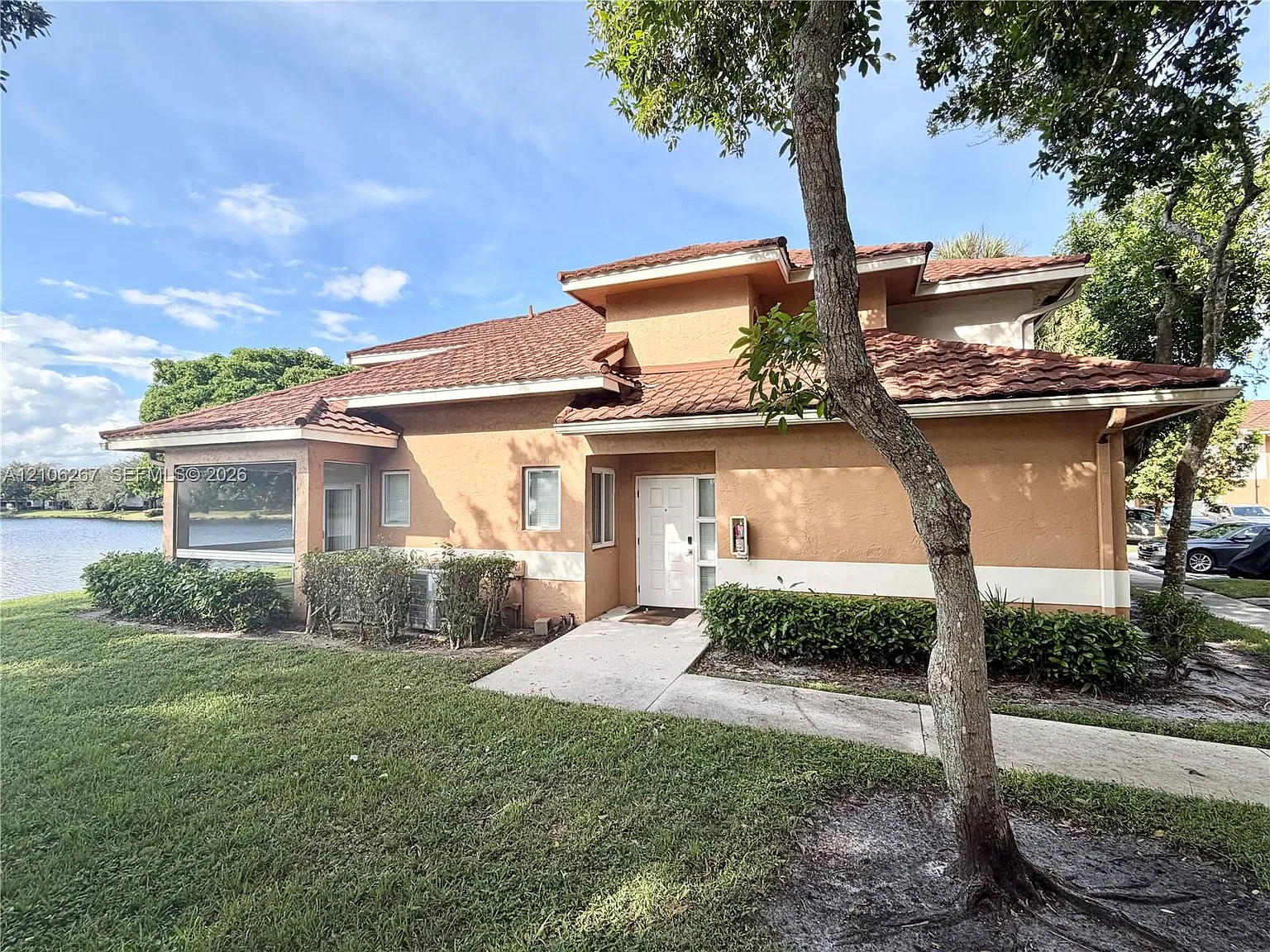 Colonnades Condo — Photo 2