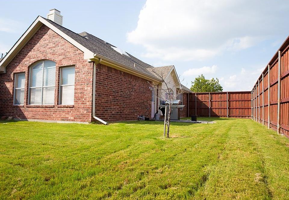 2nd image of 1529 Bastrop Dr
