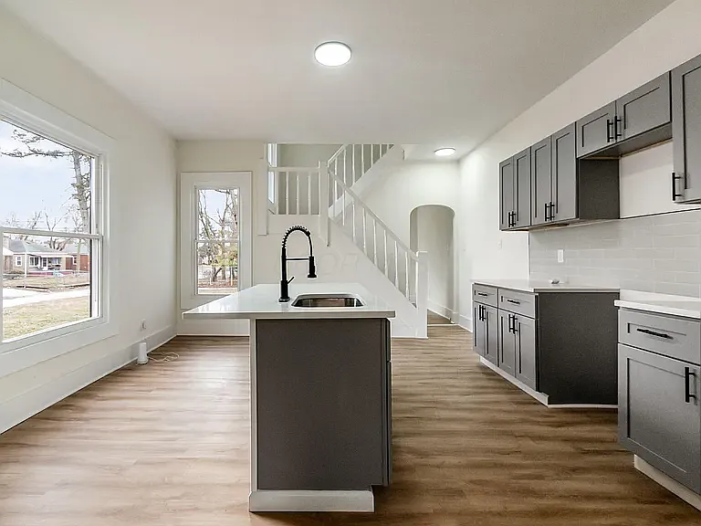 1167 E Whittier St — Photo 5