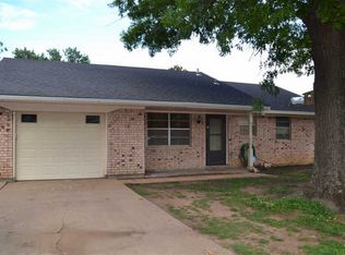 916 Hillcrest Dr, Cushing, OK 74023