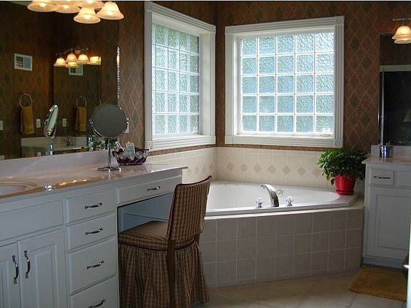 Jetted Tub in Mtr Bath