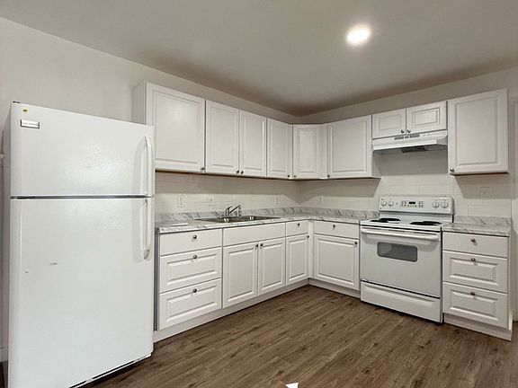 2nd image of 1711 Bronte St