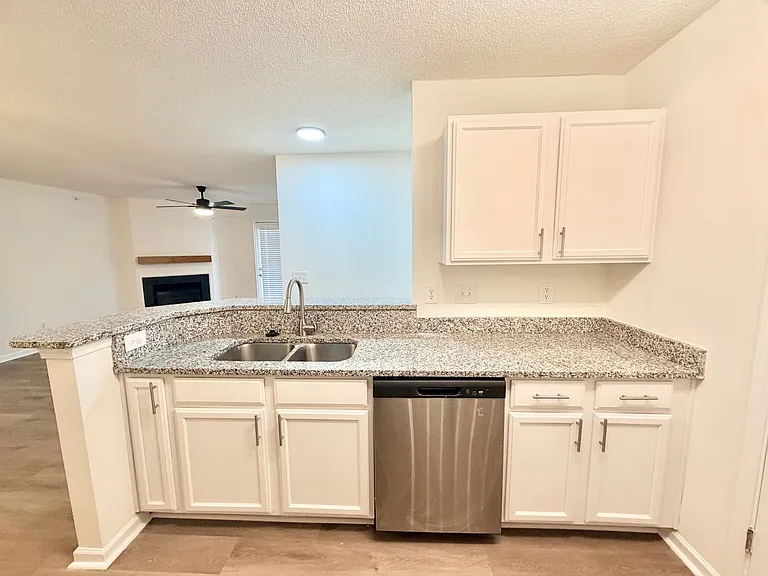 Lakeview Apartments — Photo 3