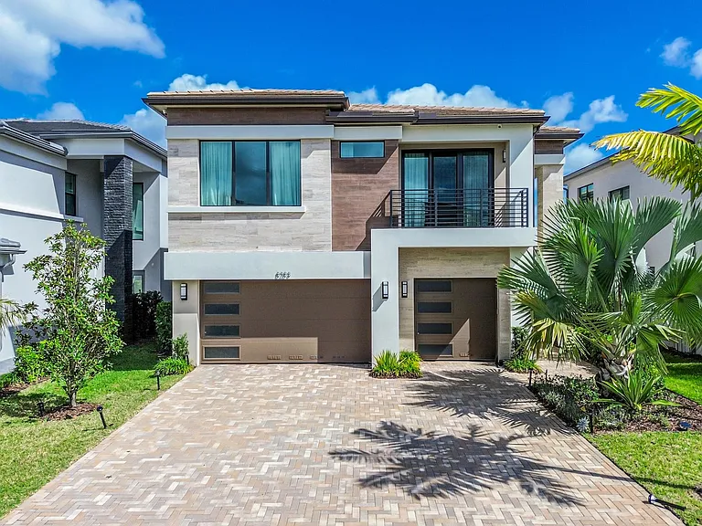 8283 Royal County Down Rd #8283 — Photo 1