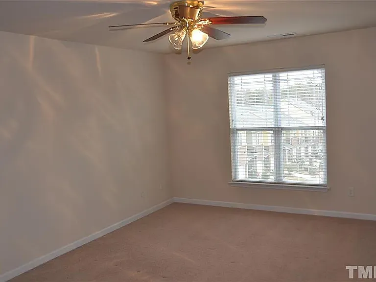 4 bed, 1945 sqft, $1,950 — Photo 4