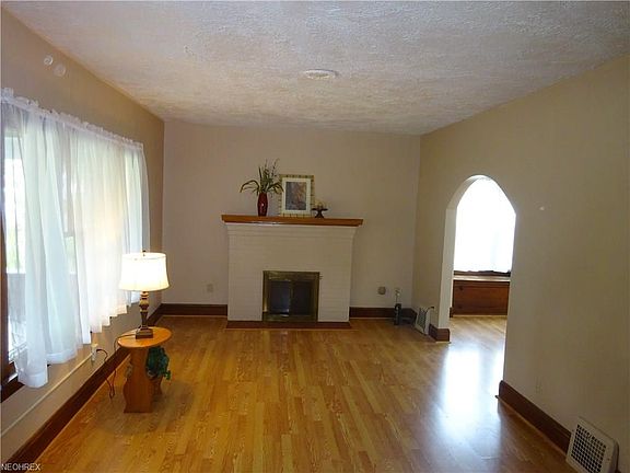 3rd image of 857 11th St NE