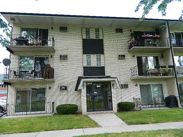 7102 W 107th St APT 1A photo 1