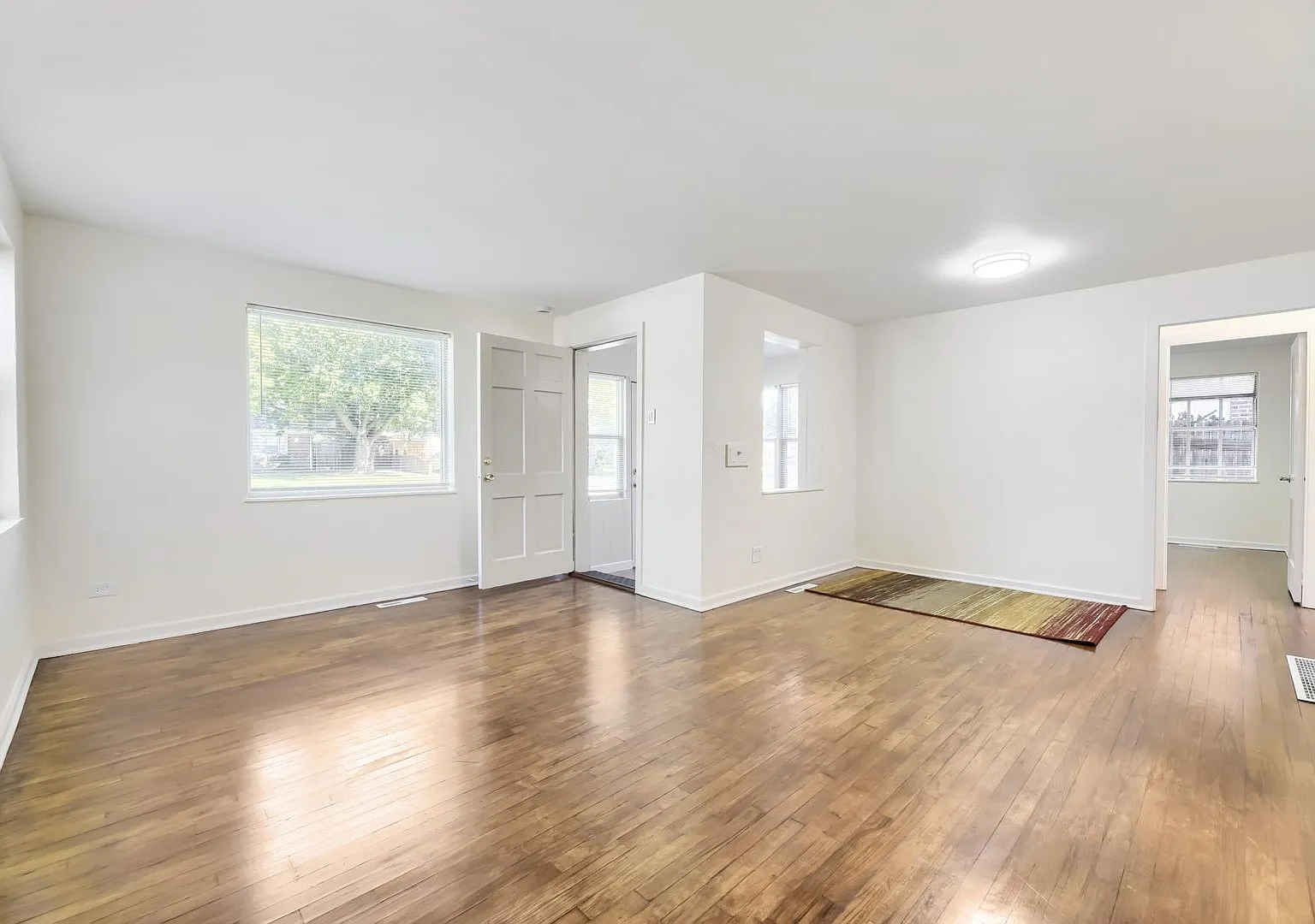 Evolve Real Estate: Beautifully Updated Ranch in Mayfair ParkAvailable for Immediate Move-In! — Photo 2
