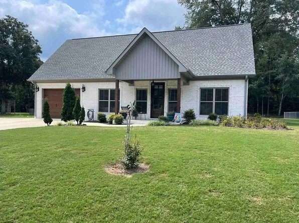 1096 Rain Tree Dr, Tuscumbia, AL 35674