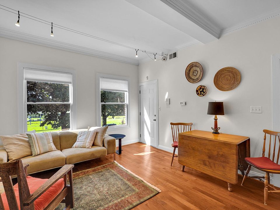 Welcome home! Light bright room with view onto park.