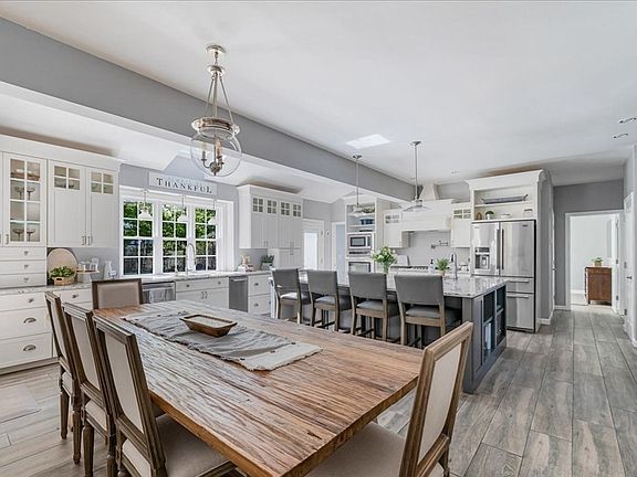 3rd image of 33 Freeman Dr