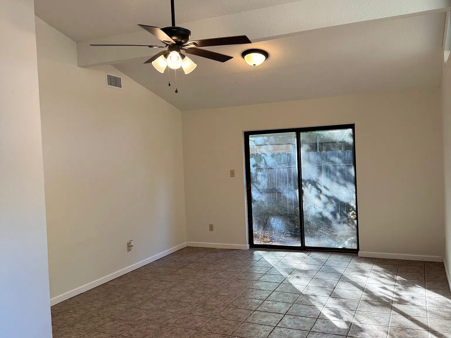3 bed, 1.5 bath, 1378 sqft, $1,400 — Photo 2