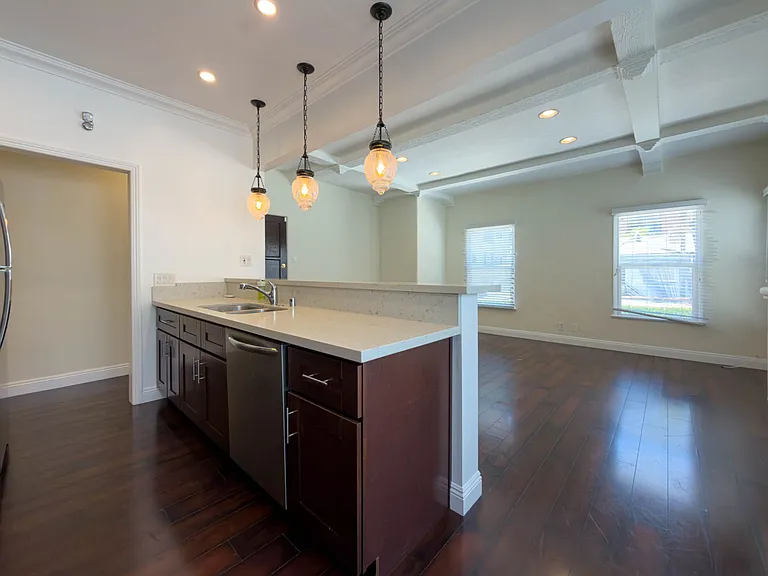 137 S Roxbury Dr — Photo 6