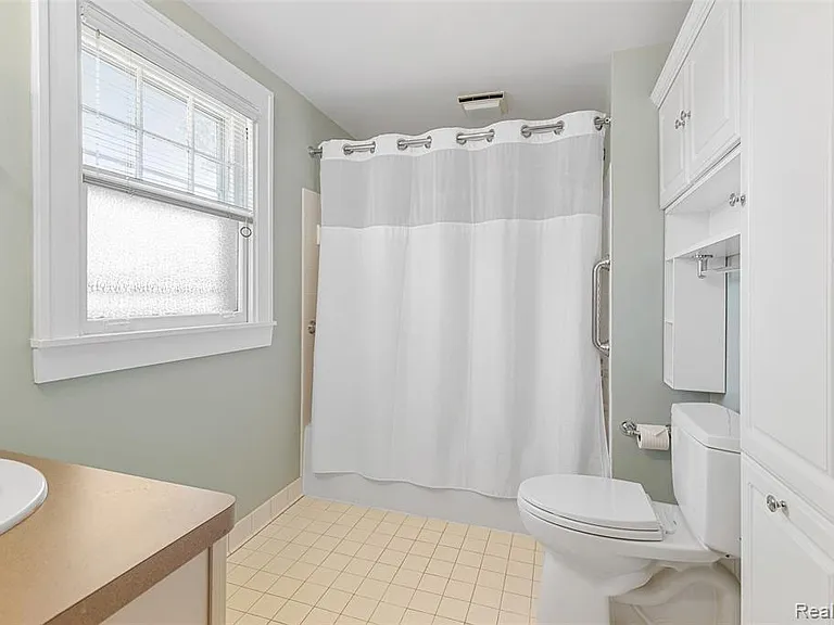 192 E Lincoln St — Photo 32