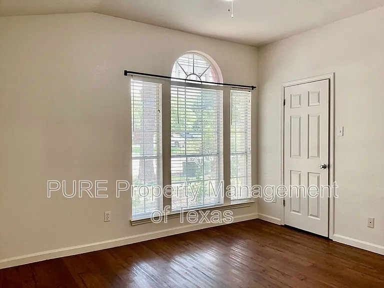 1102 Leah Ln — Photo 13