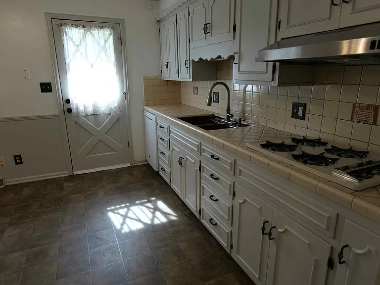 5016 Rosehill Dr — Photo 1