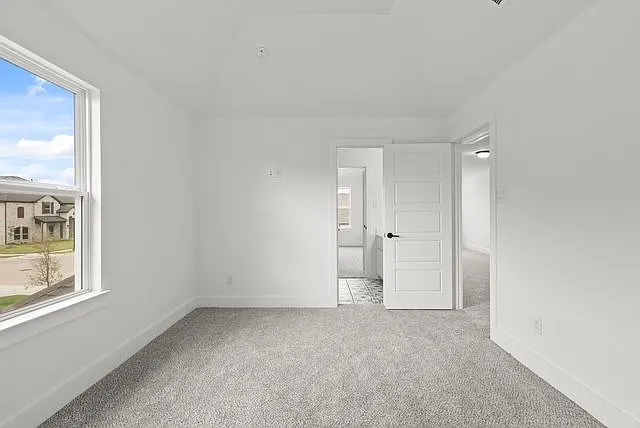 521 Silbury St — Photo 14