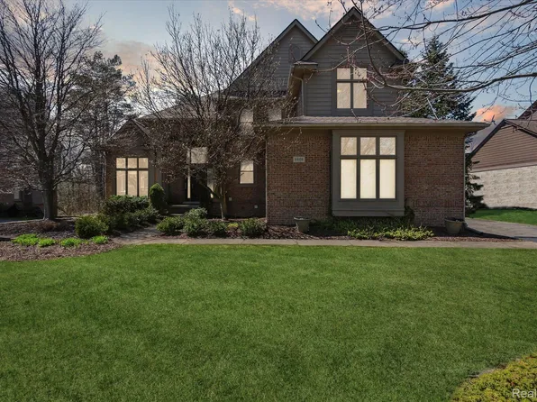 6808 Oakhurst Ridge Rd, Clarkston, MI 48348